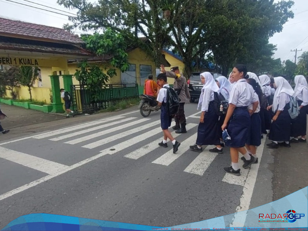 Peduli Keselamatan Siswa, Bhabinkamtibmas Polsek Kuala Turun Langsung Atur Lalu Lintas Pagi Hari